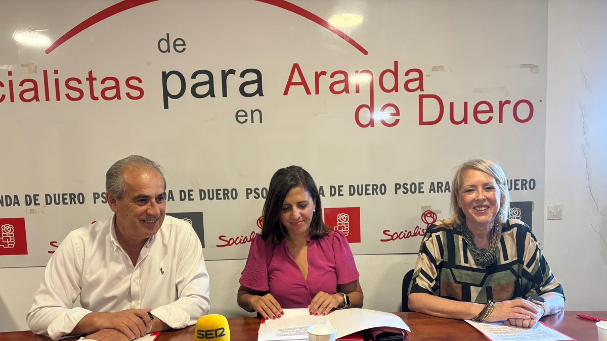 Esther Peña rodeado por Amparo Simón y Luis Briones