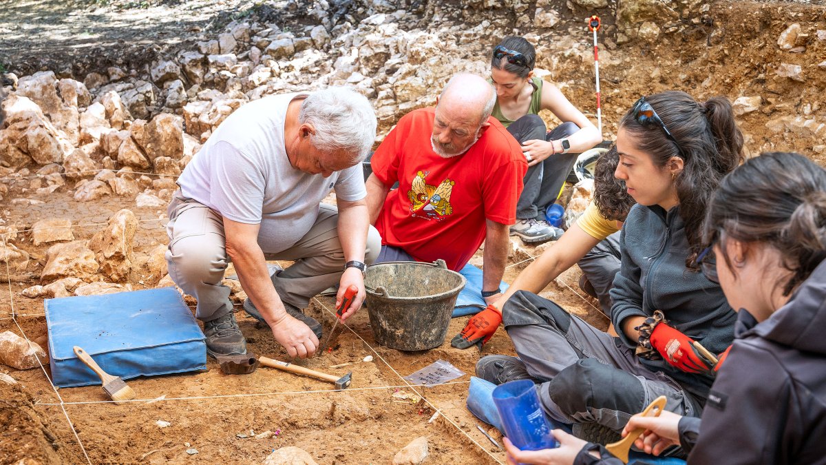 El consejero Gonzalo Santonja excava junto al codirector Ignacio Martínez Mendizábal, en el taller neandertal de Galería de las Estatuas en Atapuerca.