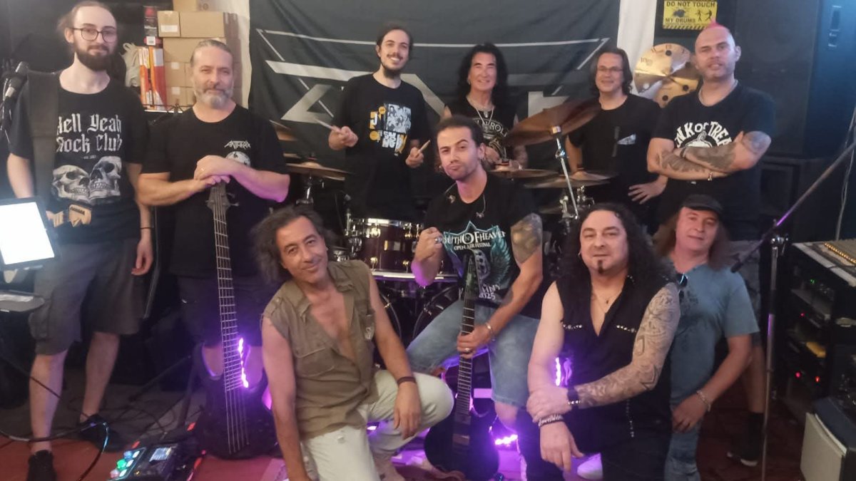 Robin McAuley y su banda, junto a los burgaleses Zente en su local de ensayo.