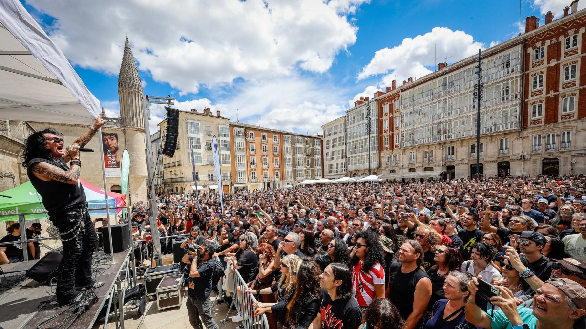 Robin McAuley, en acústico, a los pies de la Catedral de Burgos.