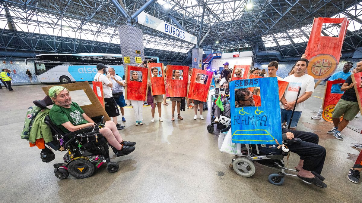 Protesta en la estación de autobuses de Burgos en defensa de un transporte digno y seguro para las personas con discapacidad.