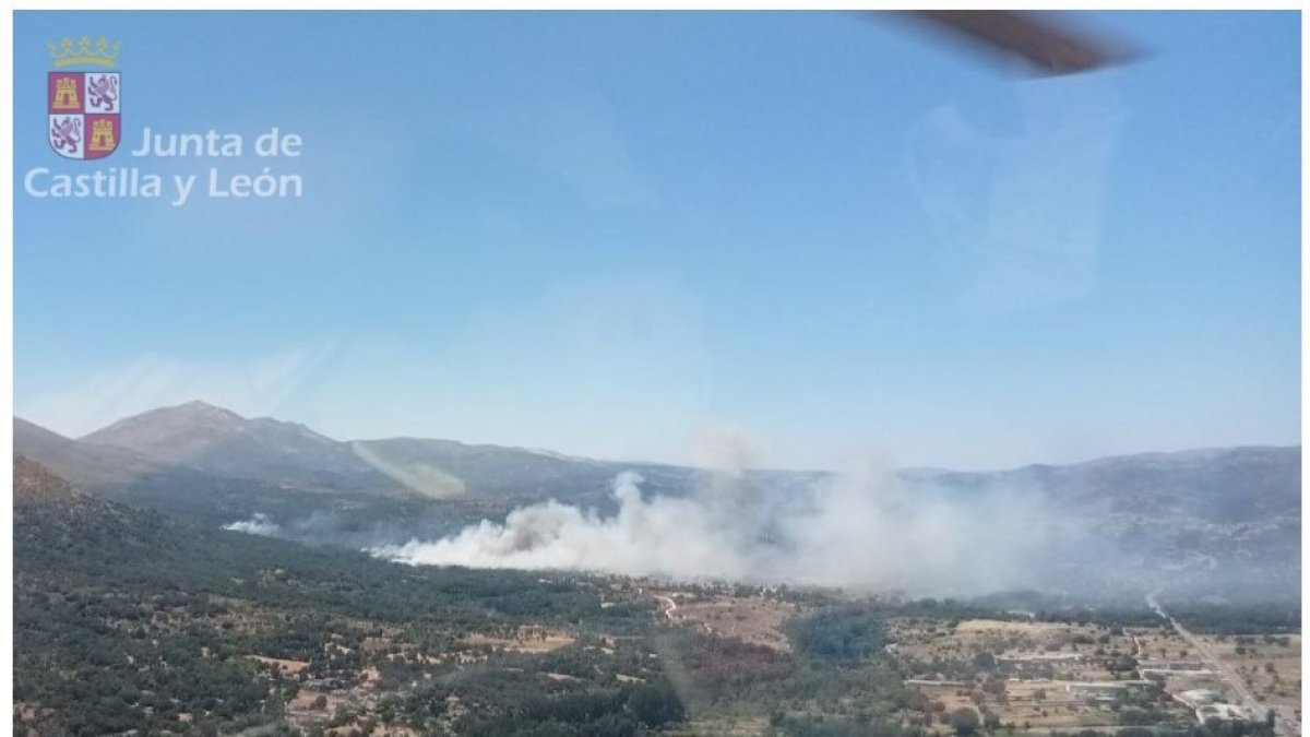 Incendio forestal en Navaluenga (Ávila) en sus inicios.