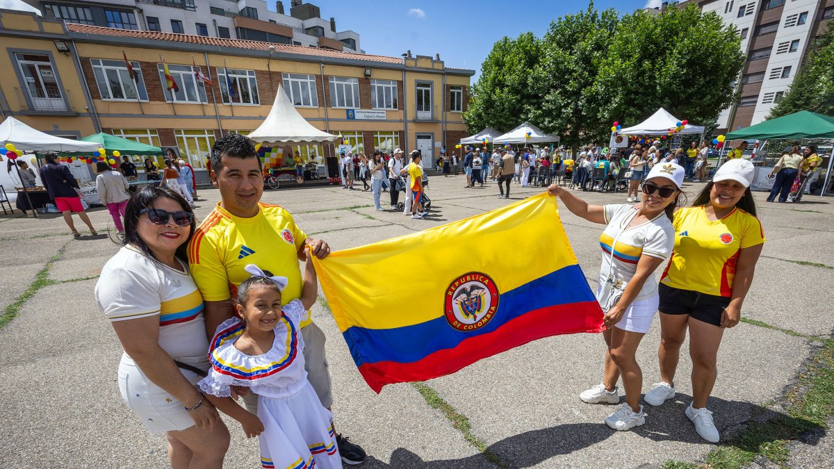 Una familia posa con la bandera de Colombia durante la celebración en el barrio de Capiscol de la fiesta de la Colombianidad en julio. 