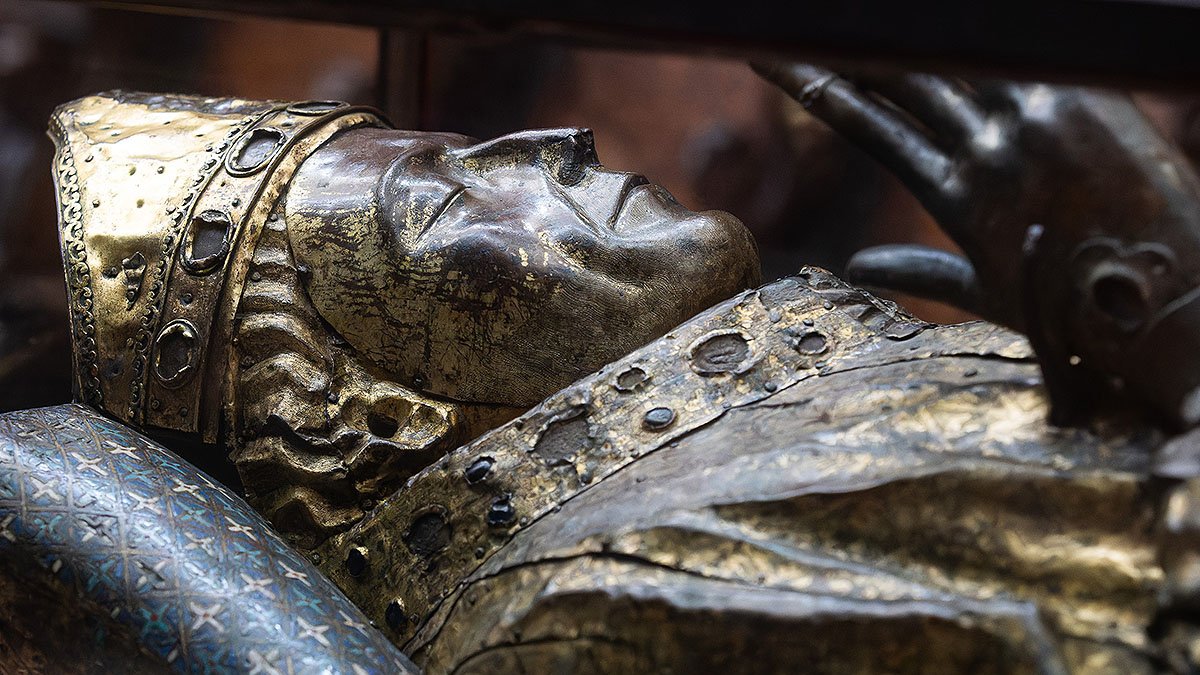 Detalle del yacente del obispo Mauricio, una pieza única que se puede contemplar en el coro de la Catedral de Santa María.