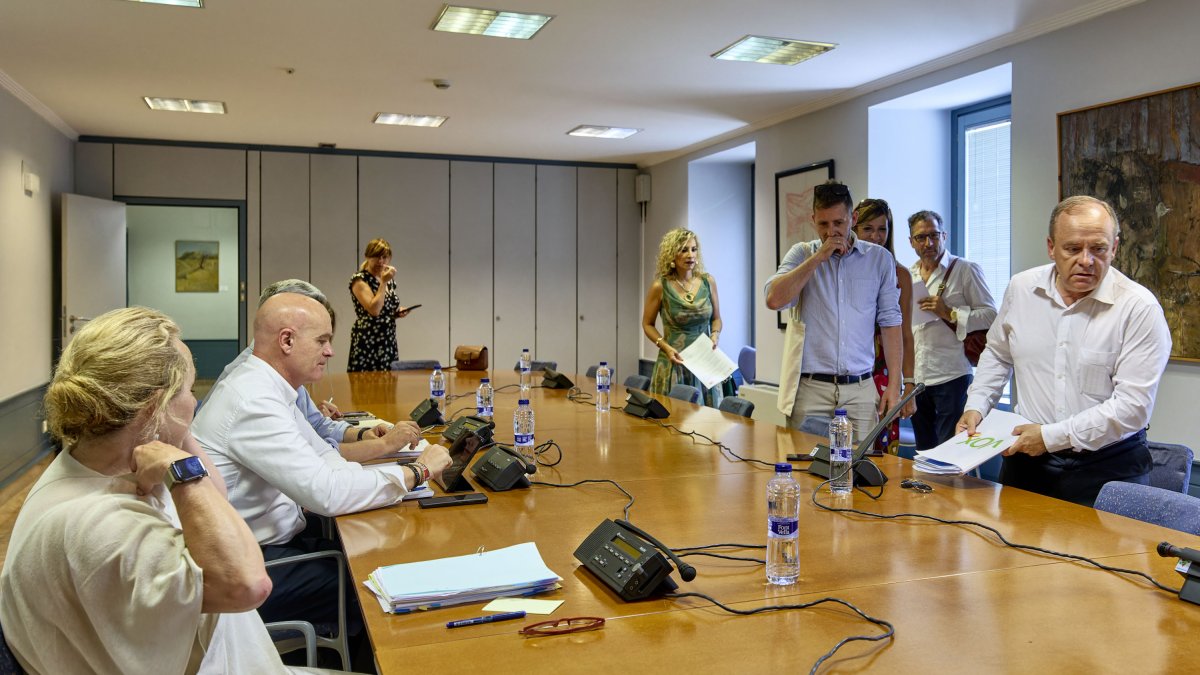 Primera sesión de la comisión de investigación por el caso de las gastronetas.