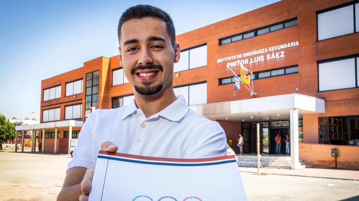 Álvaro Ariznavarreta, en el patio del instituto Pintor Luis Sáez.