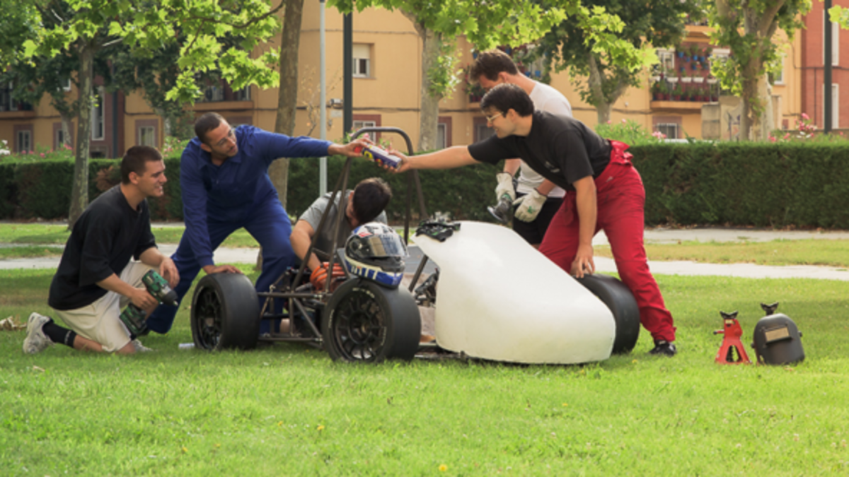 Presentan el primer monoplaza eléctrico de Castilla y León que competirá en Formula Student el próximo mes de agosto, en Montmeló (Barcelona).