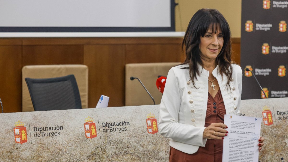 Inmaculada Sierra posa con la moción que llevará el PP al Pleno de la Diputación.