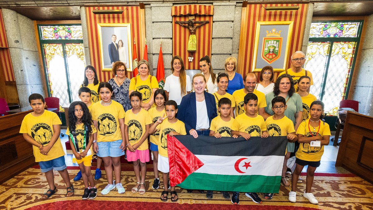 Recepción de los 18 niños saharauis que pasarán su verano en Burgos en el salón de Plenos del Ayuntamiento.