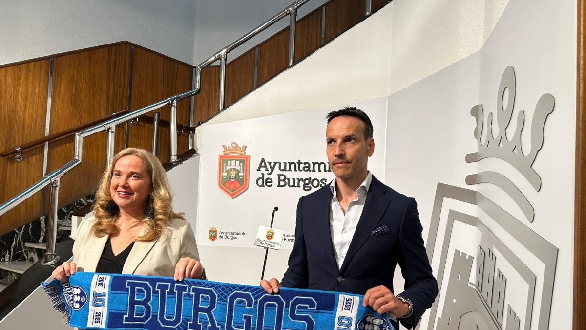 Cristina Ayala y Félix Sancho, con la nueva bufanda del Club San Pablo Burgos.