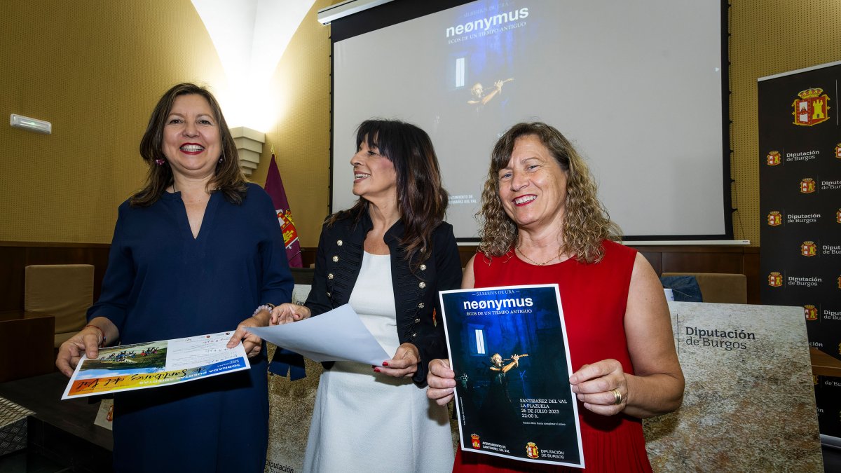 La alcaldesa de Santibáñez del Val, Ana García, posa sonriente con la portavoz de la Diputación, Inmaculada Sierra, y la artista cucañera Mari Ángeles Álamo.