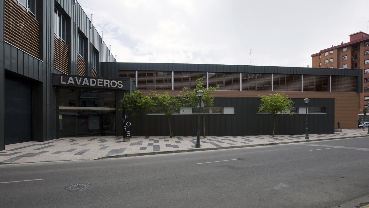 Foto exterior del polideportivo Lavaderos, en la capital burgalesa.