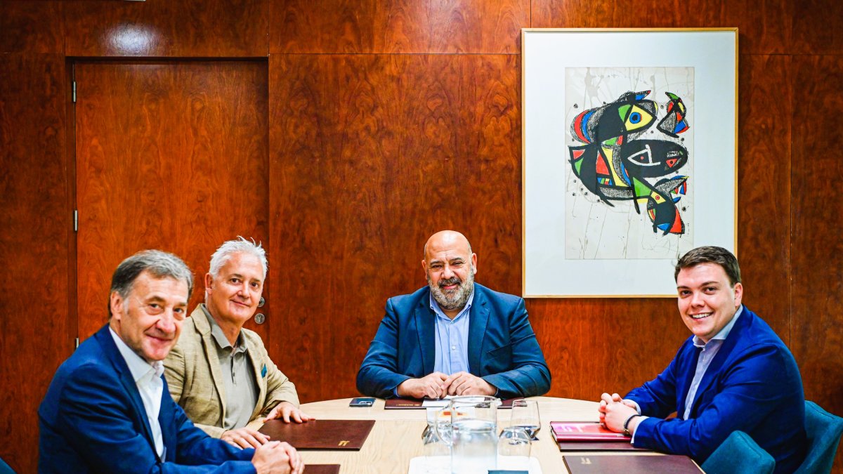 Reunión en el ayuntamiento de Palma de Mallorca con el alcalde y los representantes de Adema y el rector de la universidad on line burgalesa.