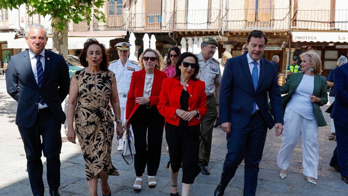 La Ministra De Defensa, Margarita Robles, Y El Presidente De La Junta De Castilla Y León, Alfonso Fernández Mañueco, Junto Con Otras Autoridades Regionales Y Locales, A Su Llegada Al Ayuntamiento De Toro.