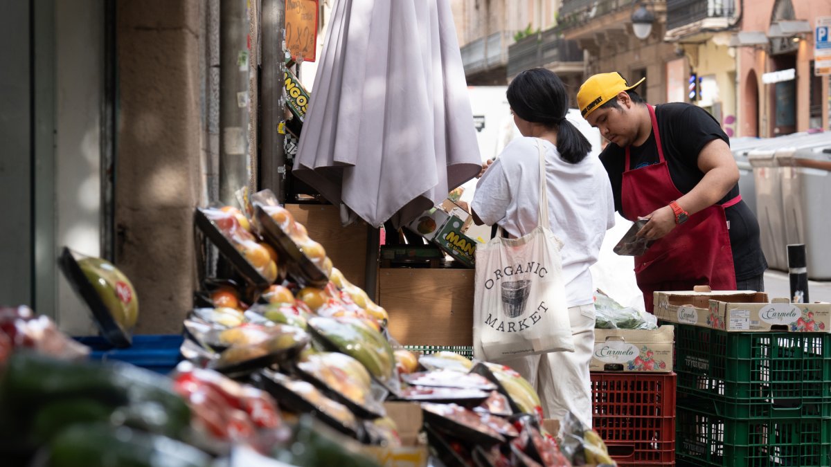 Archivo - Trabajador en una frutería.