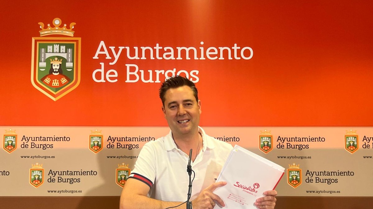 El portavoz socialista, Daniel de la Rosa, en la sala de prensa del Ayuntamiento.