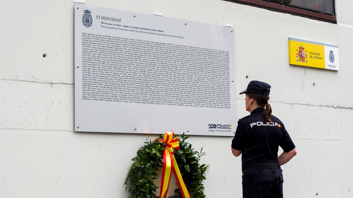 La Policía Nacional detiene a un joven por vandalizar la placa de la Comisaría en homenaje a los agentes víctimas
del terrorismo.