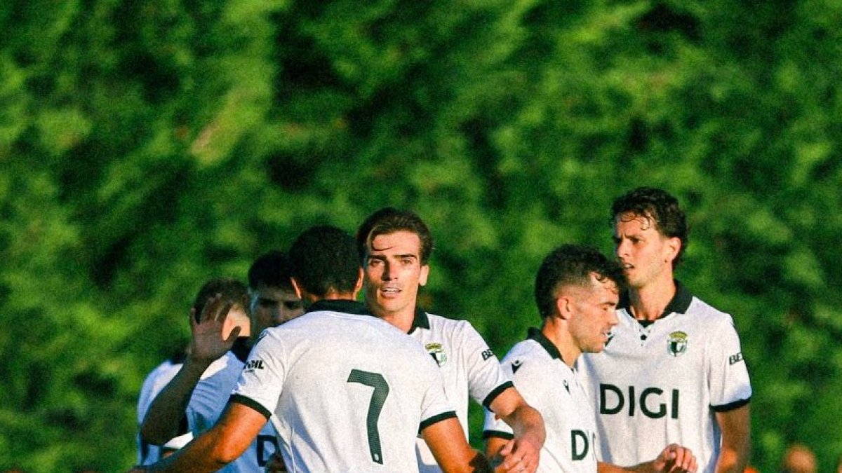 Los jugadores se felicitan tras marcar uno de los dos goles del encuentro.