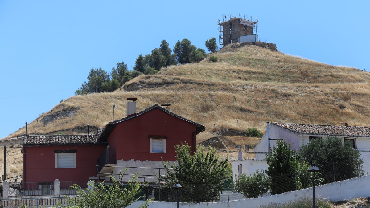 La Torre de telégrafo óptico de Tariego de Cerrato (Palencia), construida en 1844 en la segunda guerra Carlista, está siendo reconstruida.