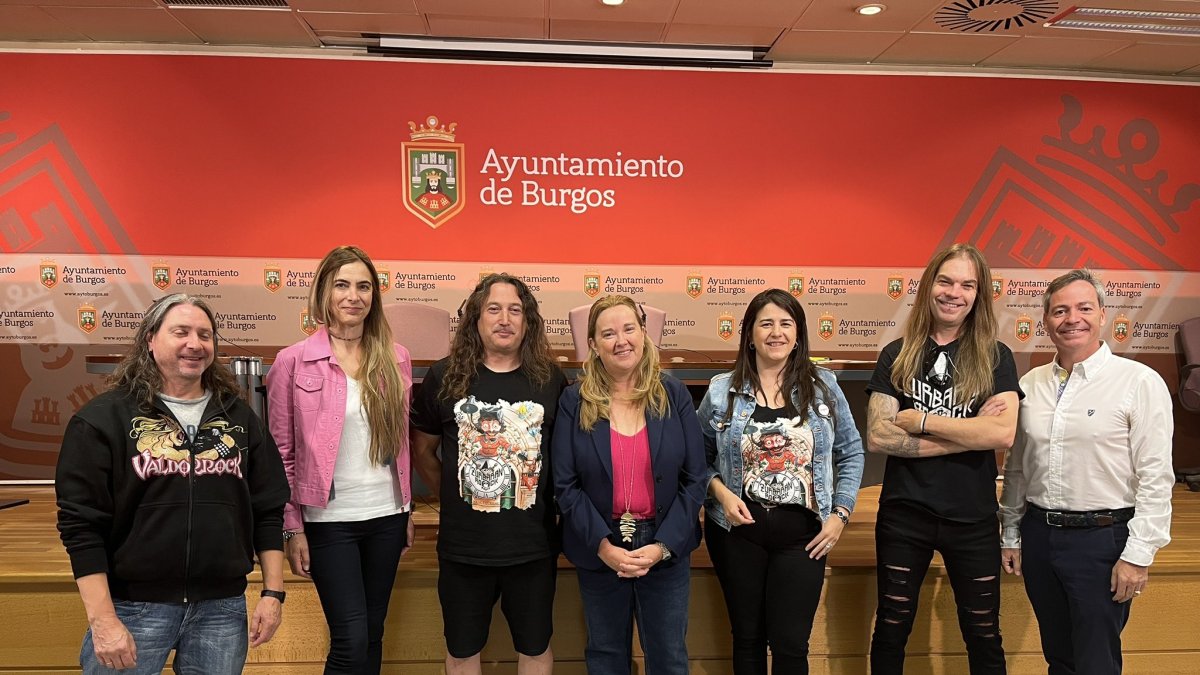 La alcaldesa Cristina Ayala y Laura Sagredo, de Metal Castellae, junto a otros miembros del equipo de Gobierno y de la asociación que organiza el Zurbarán Rock Burgos.