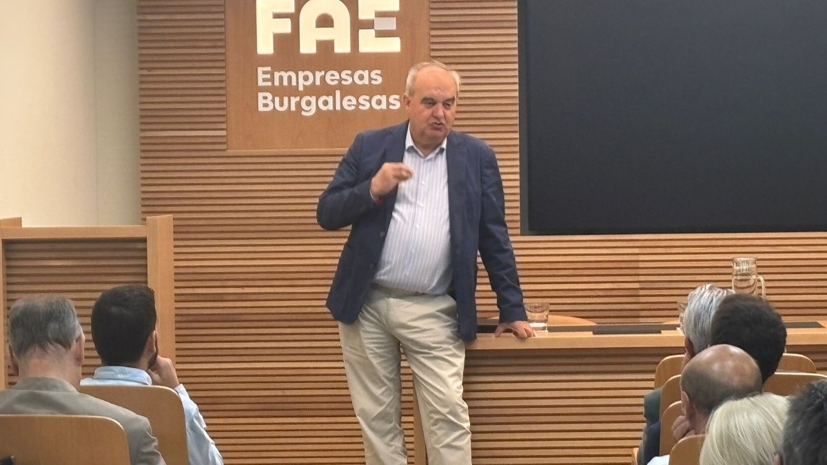 Imagen de Andrés Hernando durante la reunión celebrada en FAE.