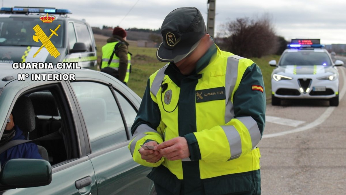 Foto de archivo de un control de la Guardia Civil.