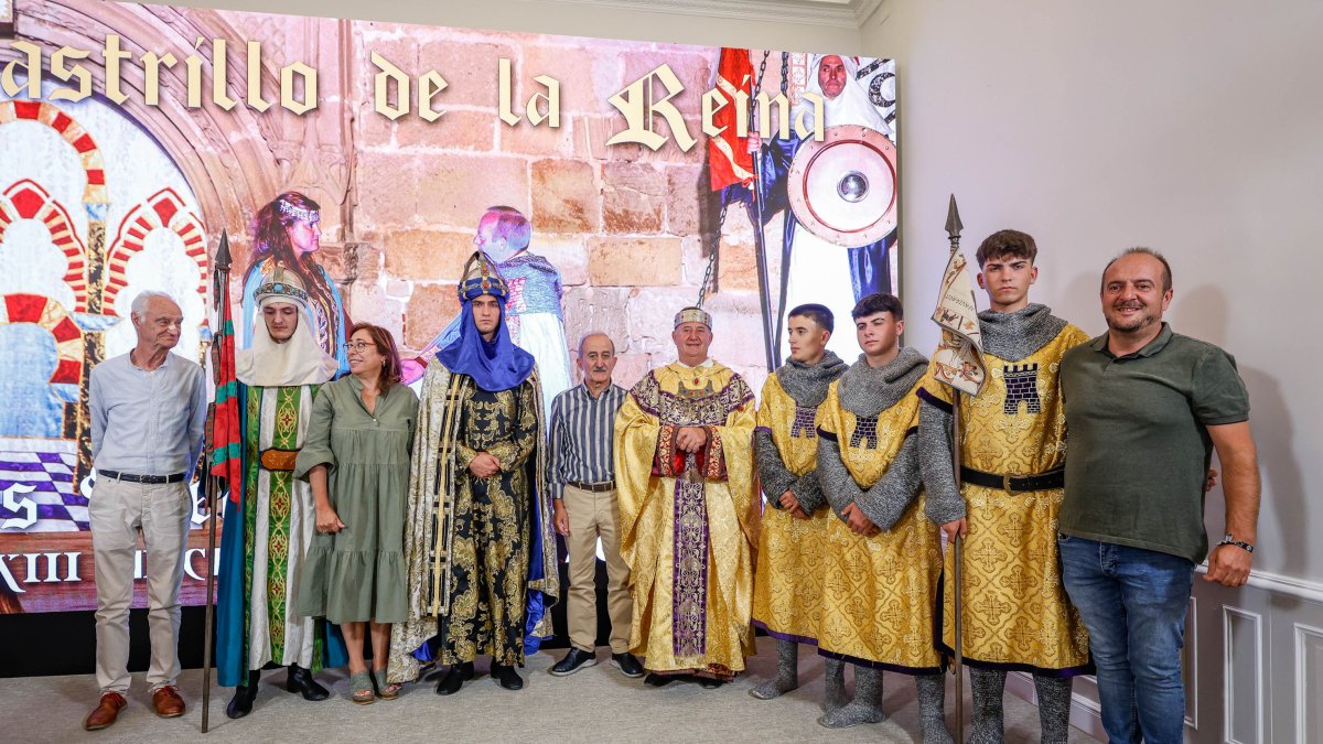 Impulsores de la cita y representantes de Diputación posan con algunos de los personajes principales de la obra.