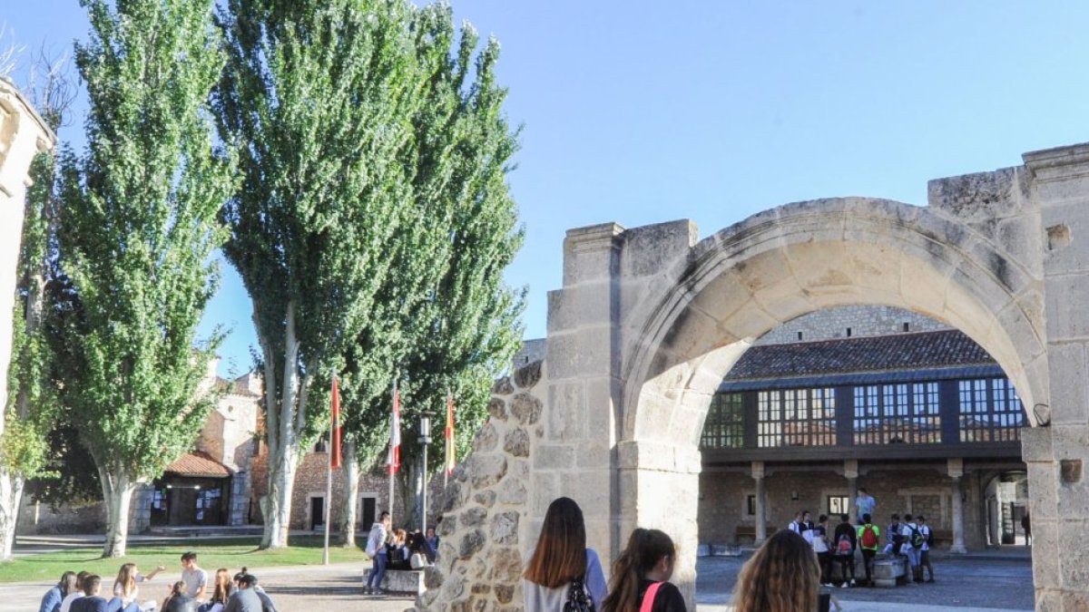 Imagen de estudiantes en la Universidad de Burgos.