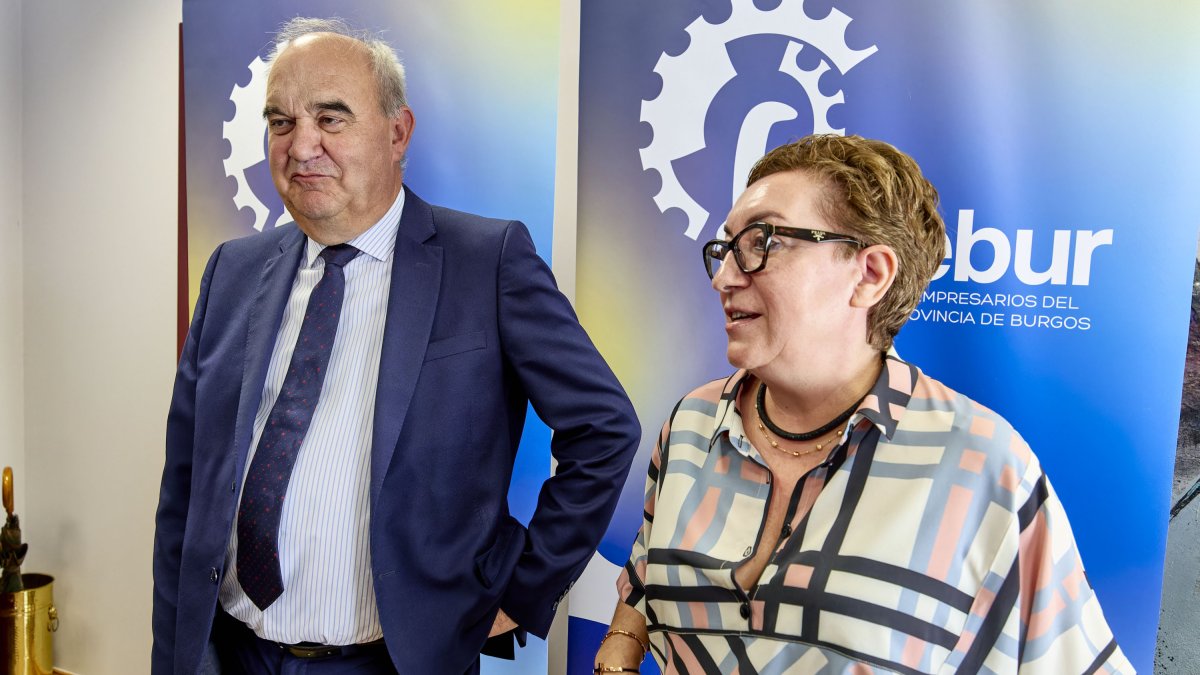 Andrés Hernando junto a Consuelo Fontecha, presidenta de la FEC.