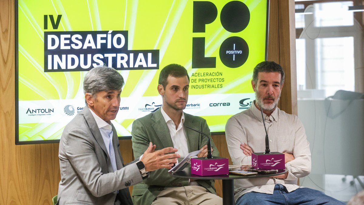 Javier Cuasante (Fundación Caja de Burgos) y los creadores de 'Data Sensorium' Juan José Gutiérrez y Fernando Lázaro.