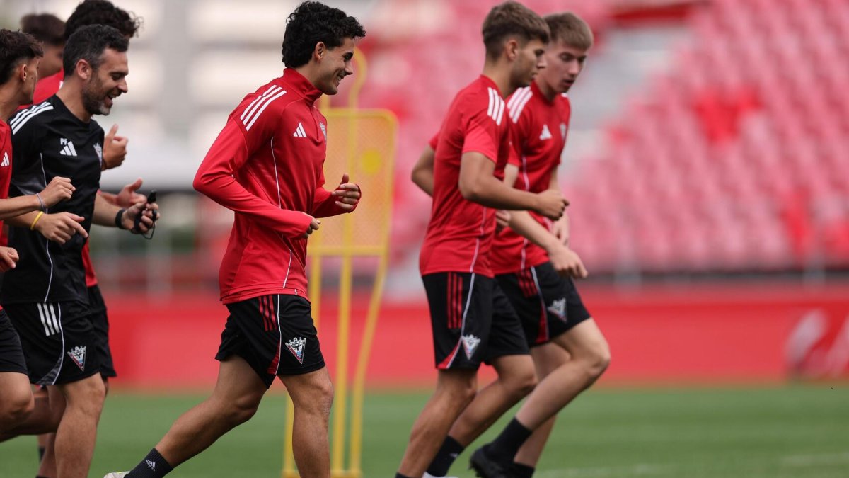 Los nuevos jugadores se ejercitaron con el equipo.