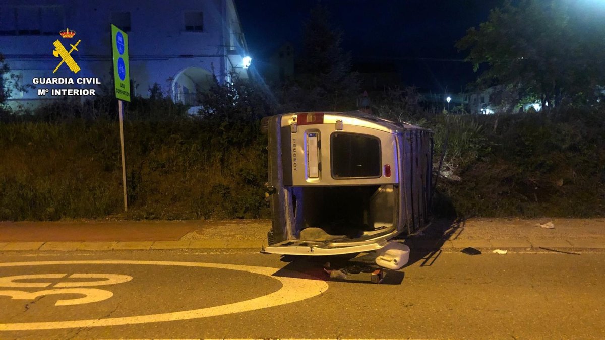 La furgoneta robada en mitad de la carretera cercana a Barruelo de Santullán (Palencia)