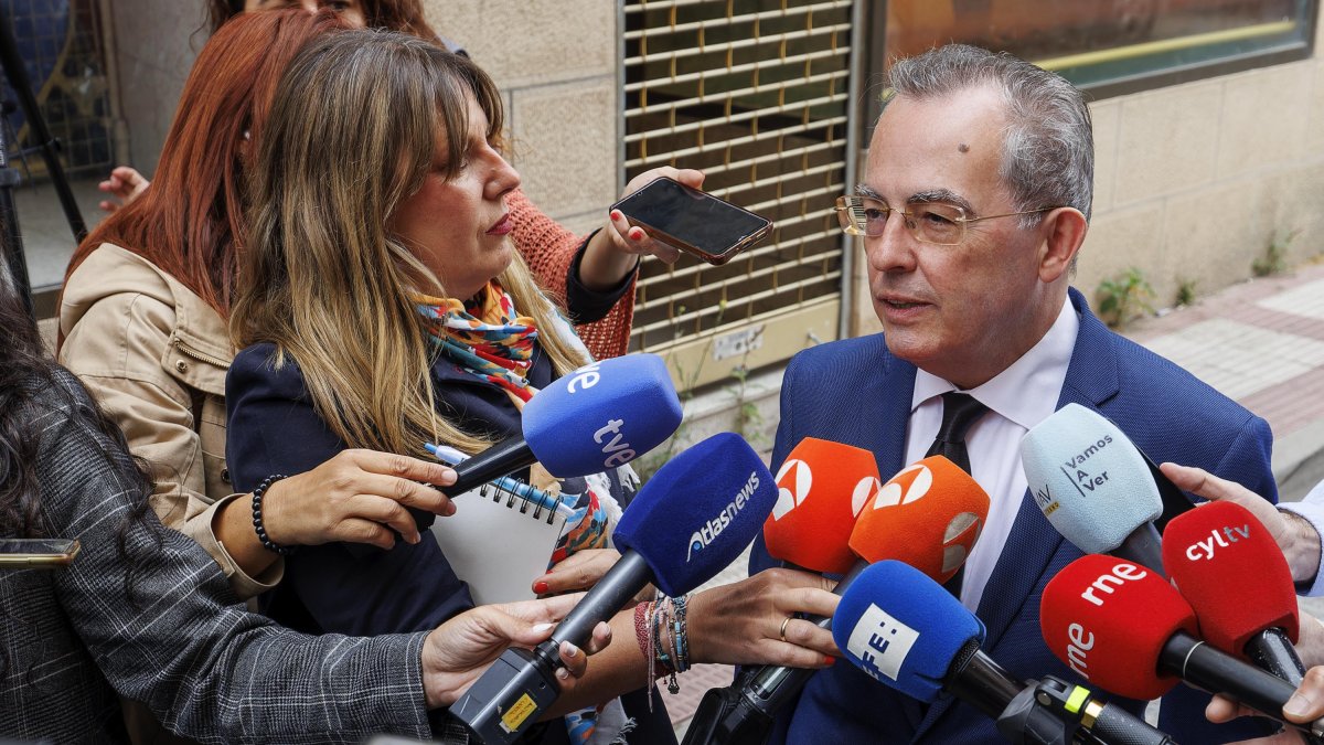 Florentino Aláez, abogado de las exmonjas de Belorado, a la puerta del Juzgado de Briviesca.