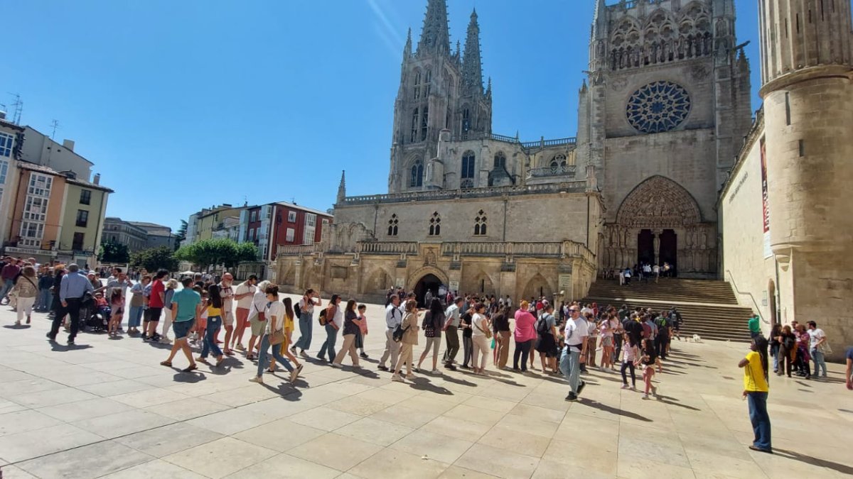 Decenas de visitantes hacen cola a las puertas de la Catedral.
