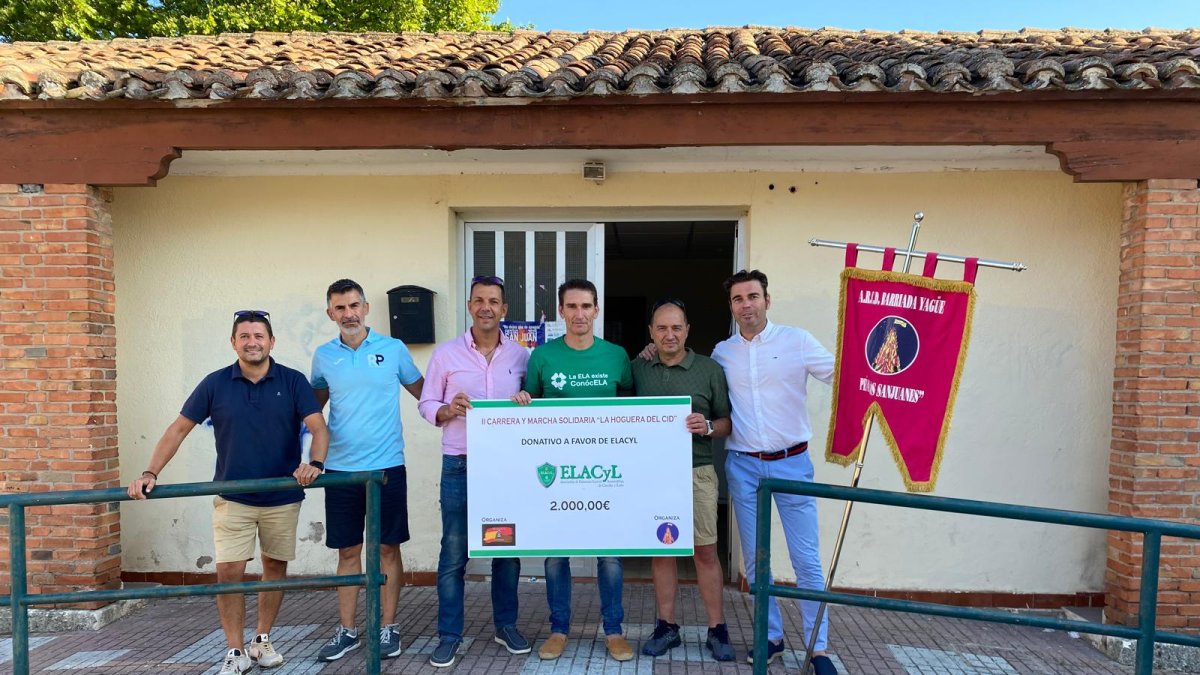 Entrega de una de las donaciones.