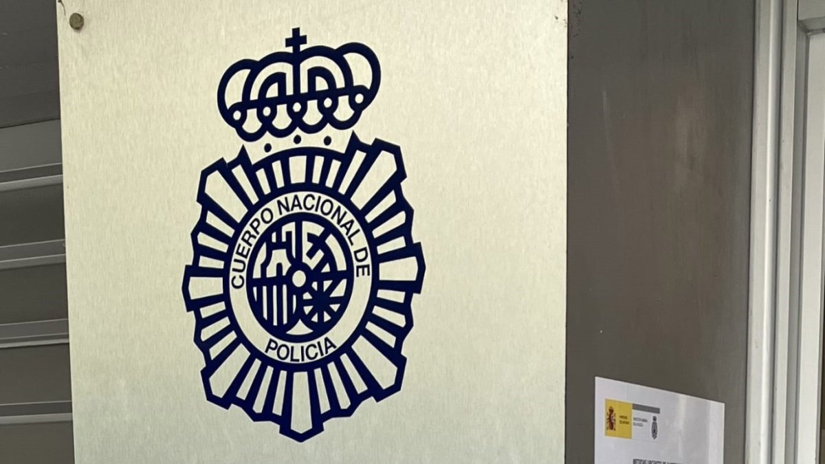 Archivo - Detenidas dos personas por estafar 980 euros a personas en situación irregular con falsas citas de asilo.