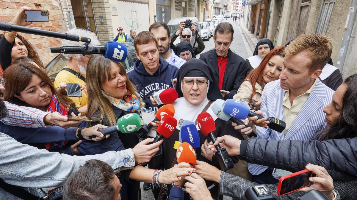 Las monjas cismáticas seguirán «en el centro de la actualidad», según su jefe de prensa.