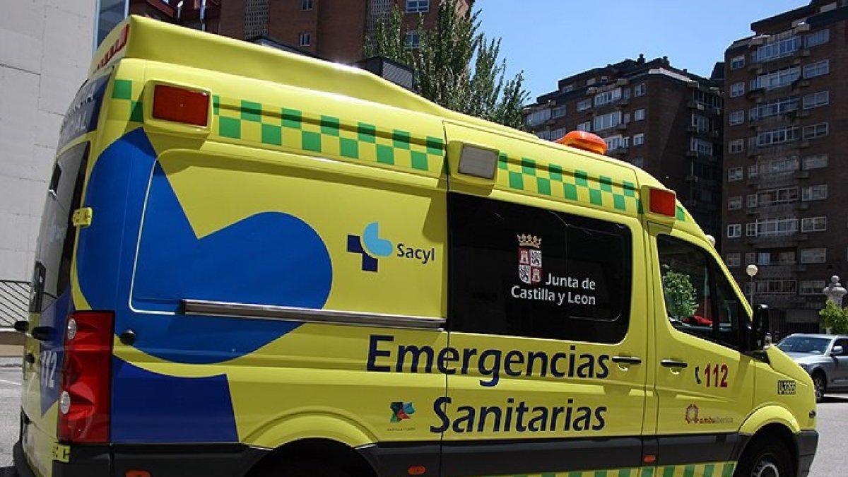 Archivo - Imagen de archivo de una ambulancia.
