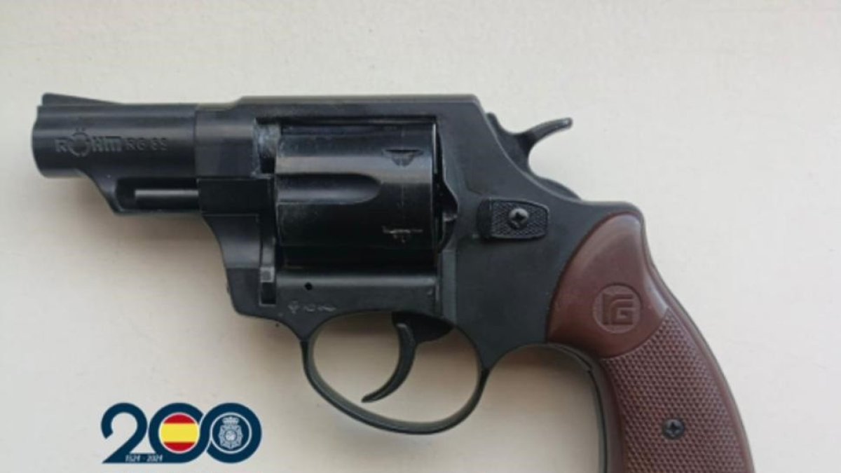 El revólver detonador con apariencia externa de arma real utilizado por el detenido.