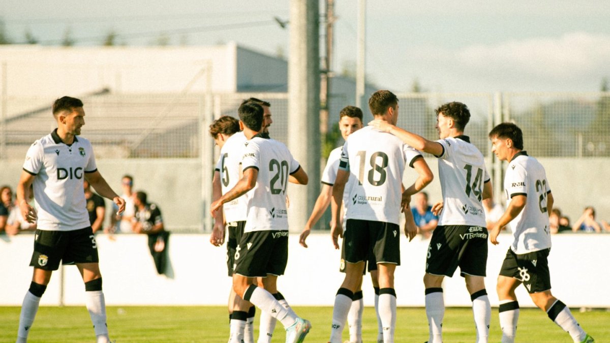 Los jugadores del conjunto blanquinegro celebran el gol sobre el césped del campo del Soto, en Villarcayo.