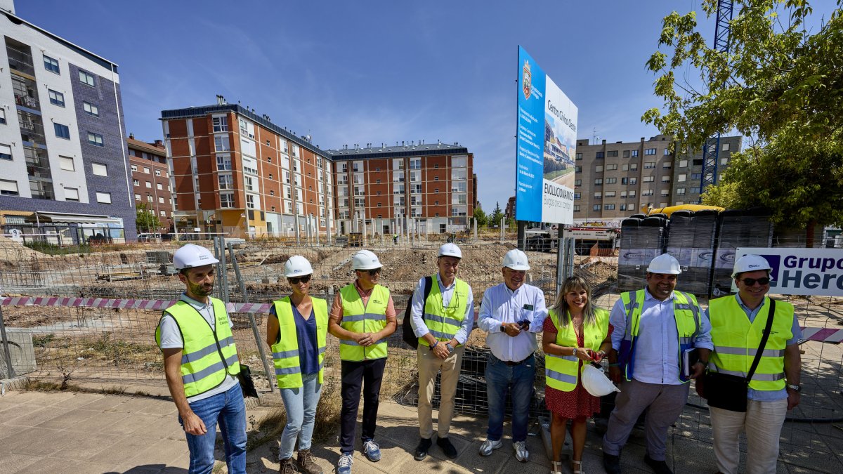 Visita de Juan Manuel Manso y Mila del Campo a las obras del centro cívico de Fuentecillas.