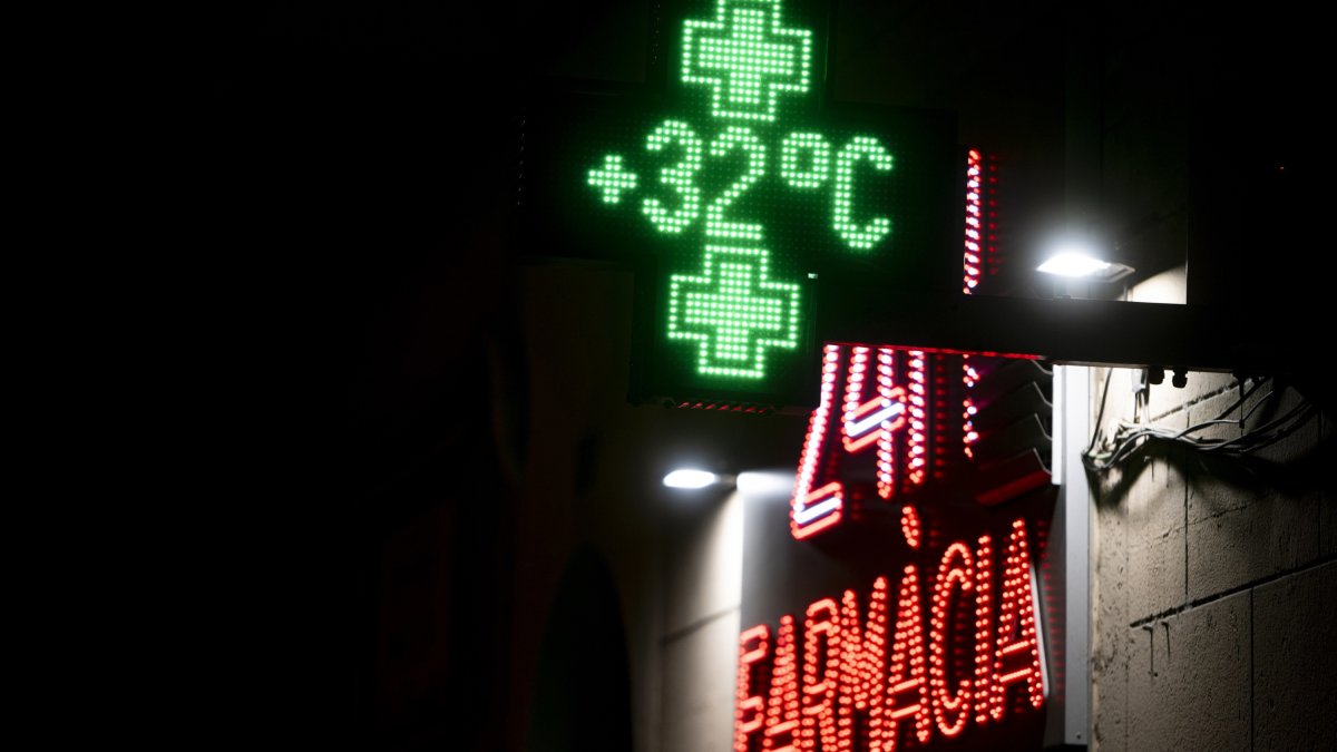 Un termómetro marca 32 grados durante la noche.
