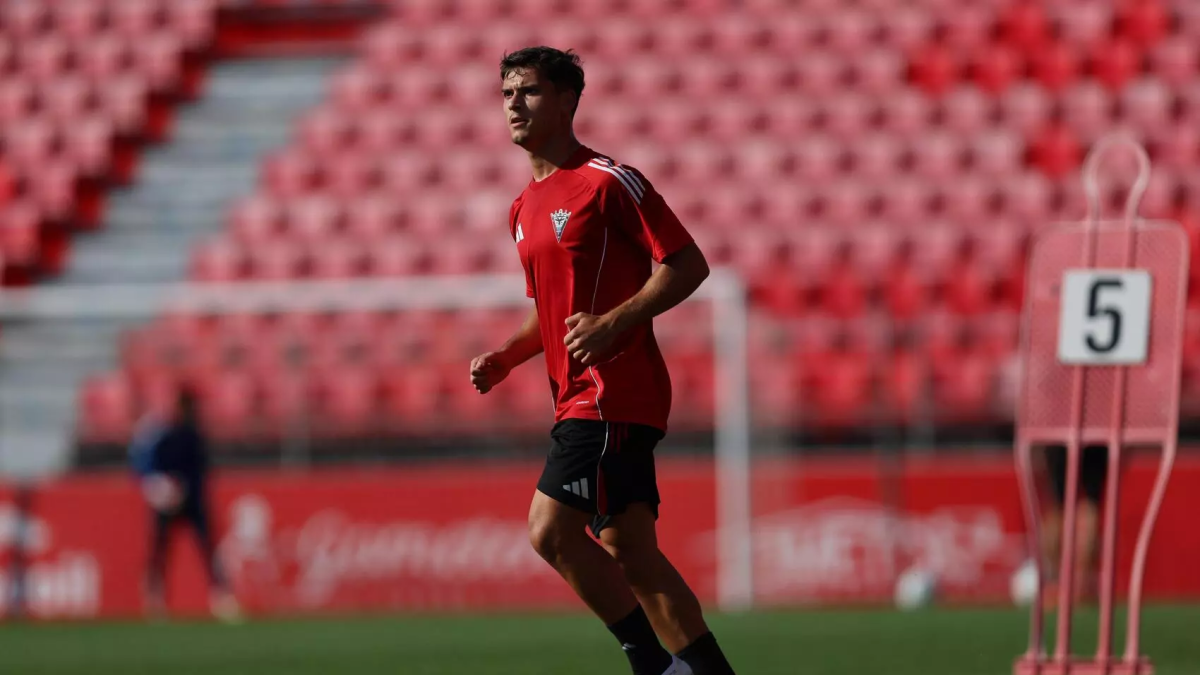Aarón Martín, durante su primer entrenamiento con el Mirandés.