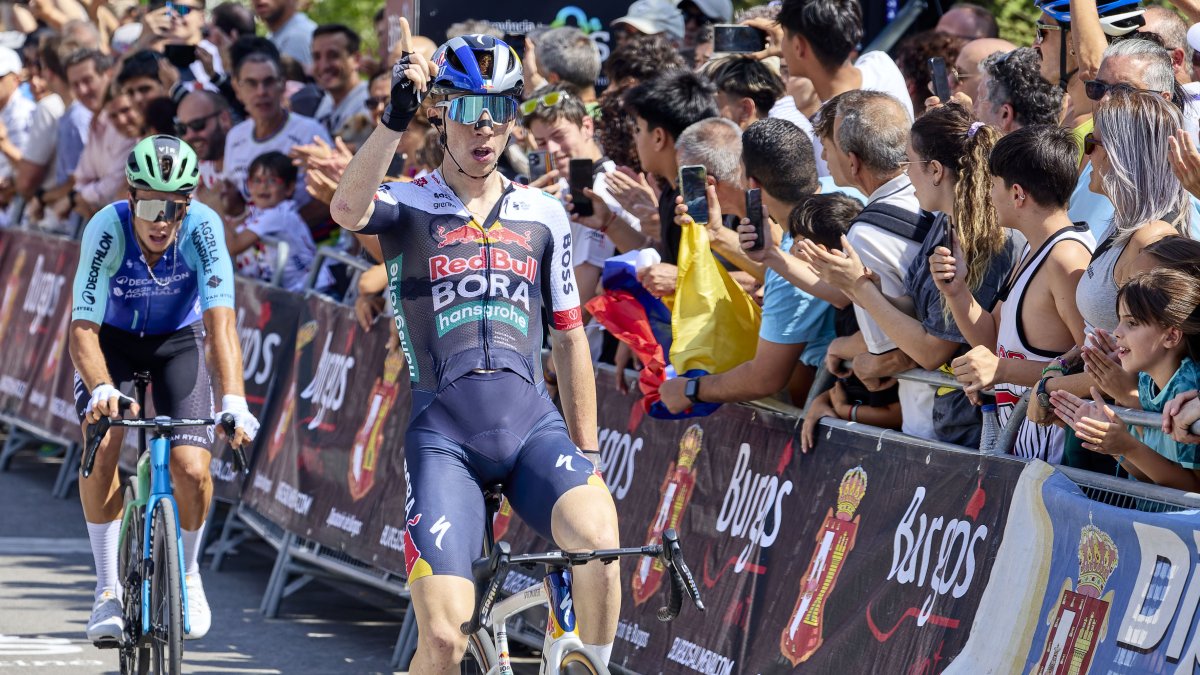 Roger Adriá entra en la llegada de la Subida al Castillo.