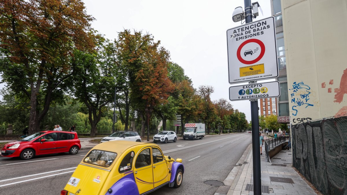 Carteles de la Zona de Bajas Emisiones, a la altura de la plaza Vega, en Burgos.