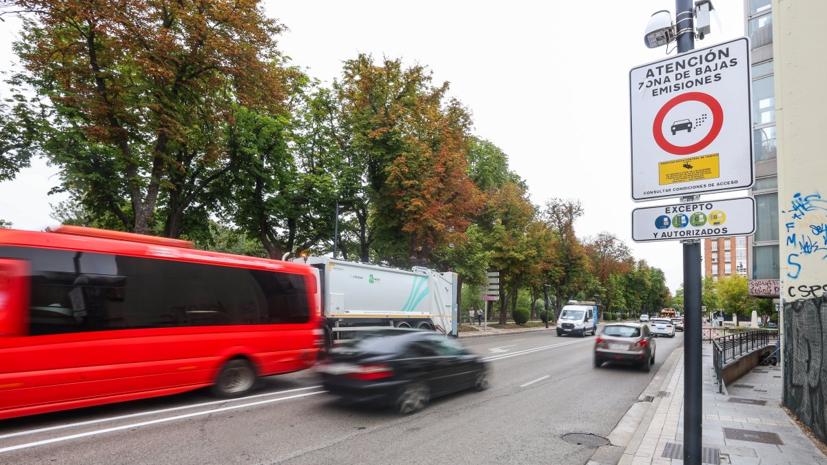 Carteles de la Zona de Bajas Emisiones, a la altura de la plaza Vega, en Burgos.