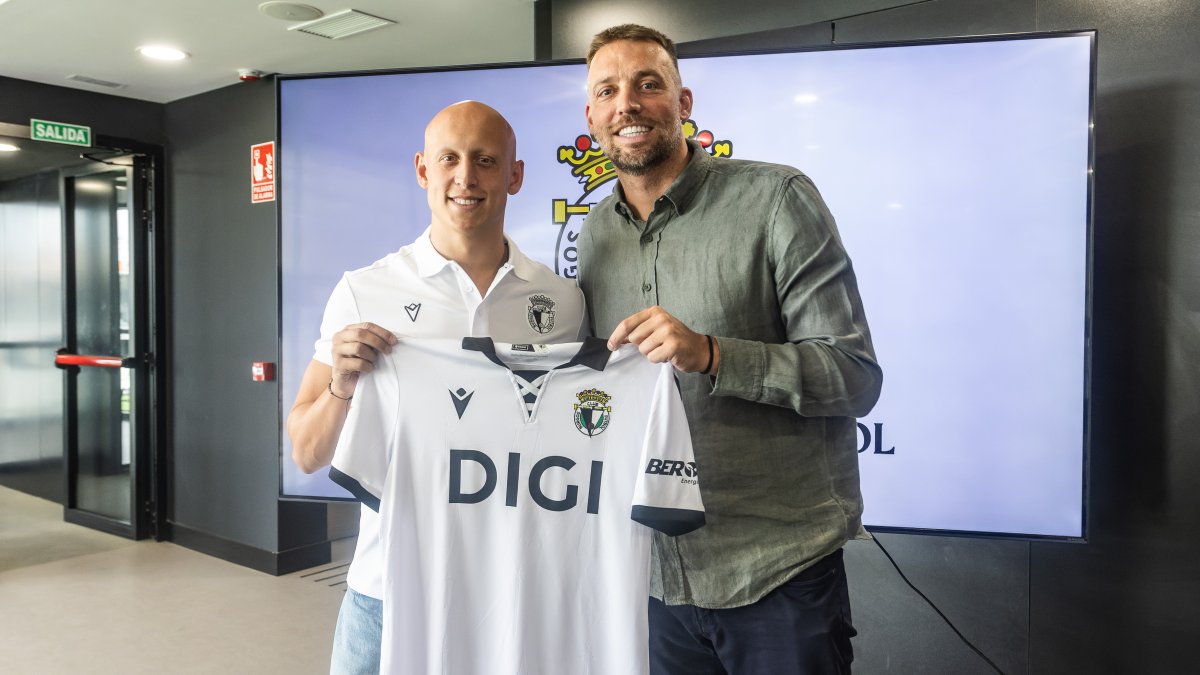Víctor Mollejo posa junto a Michu.