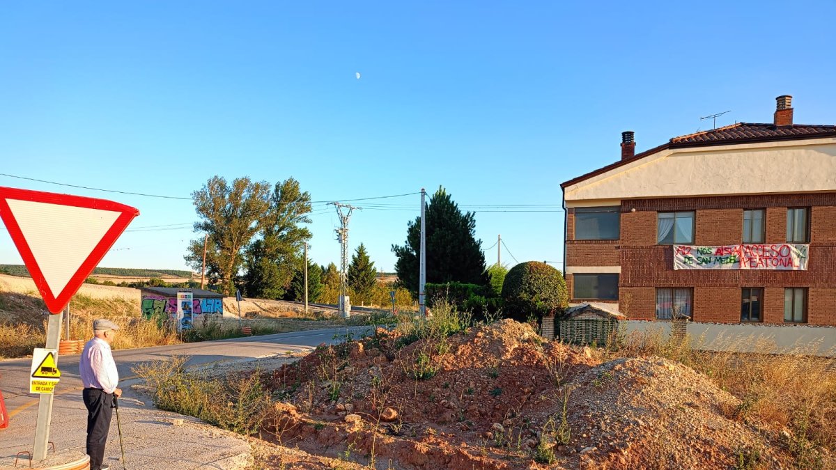 La vivienda de San Medel más cercana a la N-120 luce una pancarta contra el trazado de la A-12.