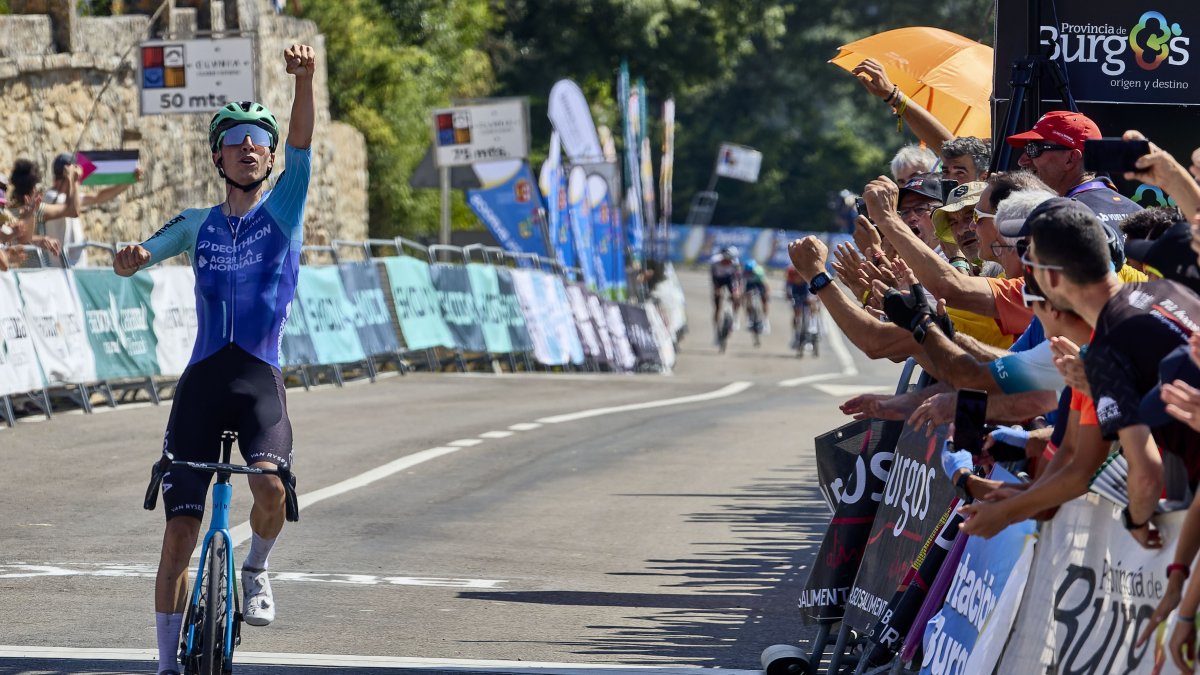 Léo Bisiaux celebra su triunfo en la llegada de Valpuesta.