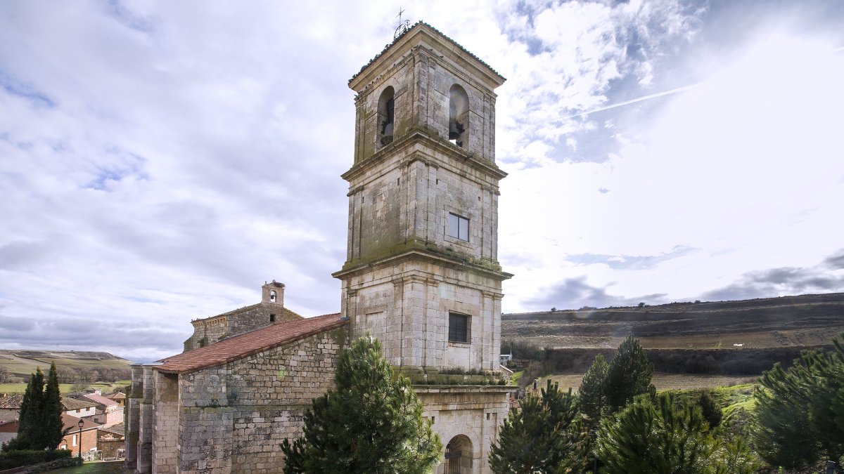 Iglesia parroquial de San Pedro Apóstol con su torre neoclásica del S.XVIII.